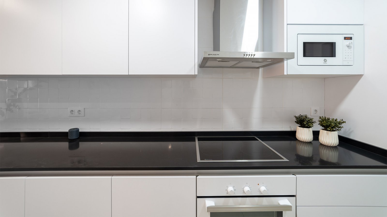 Новые апартаменты прямо у моря на побережье Коста Альмерия — современная жизнь на первой линии пляжа