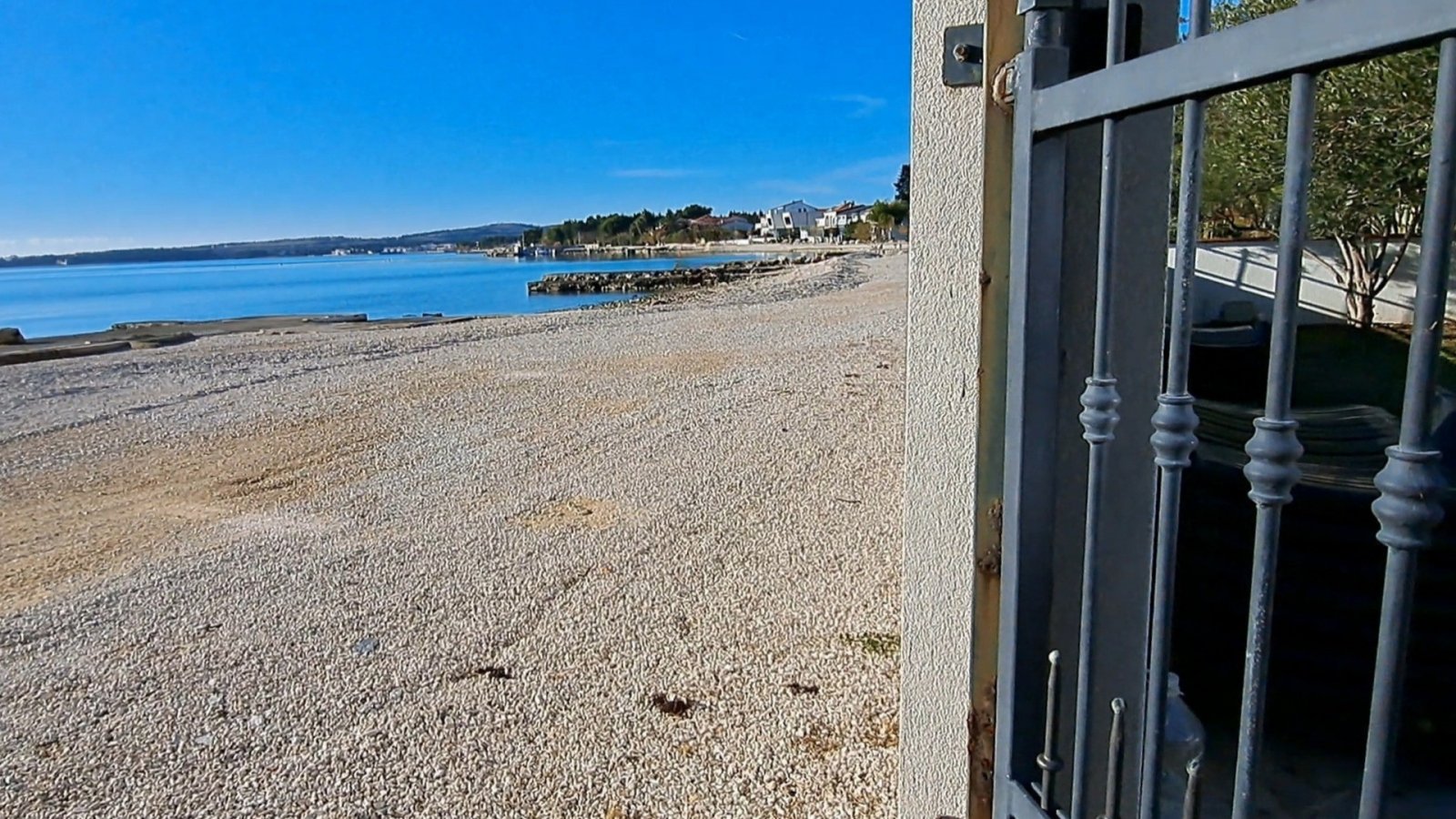 Две солнечные квартиры с прямым выходом на пляж и садом на острове Вир.