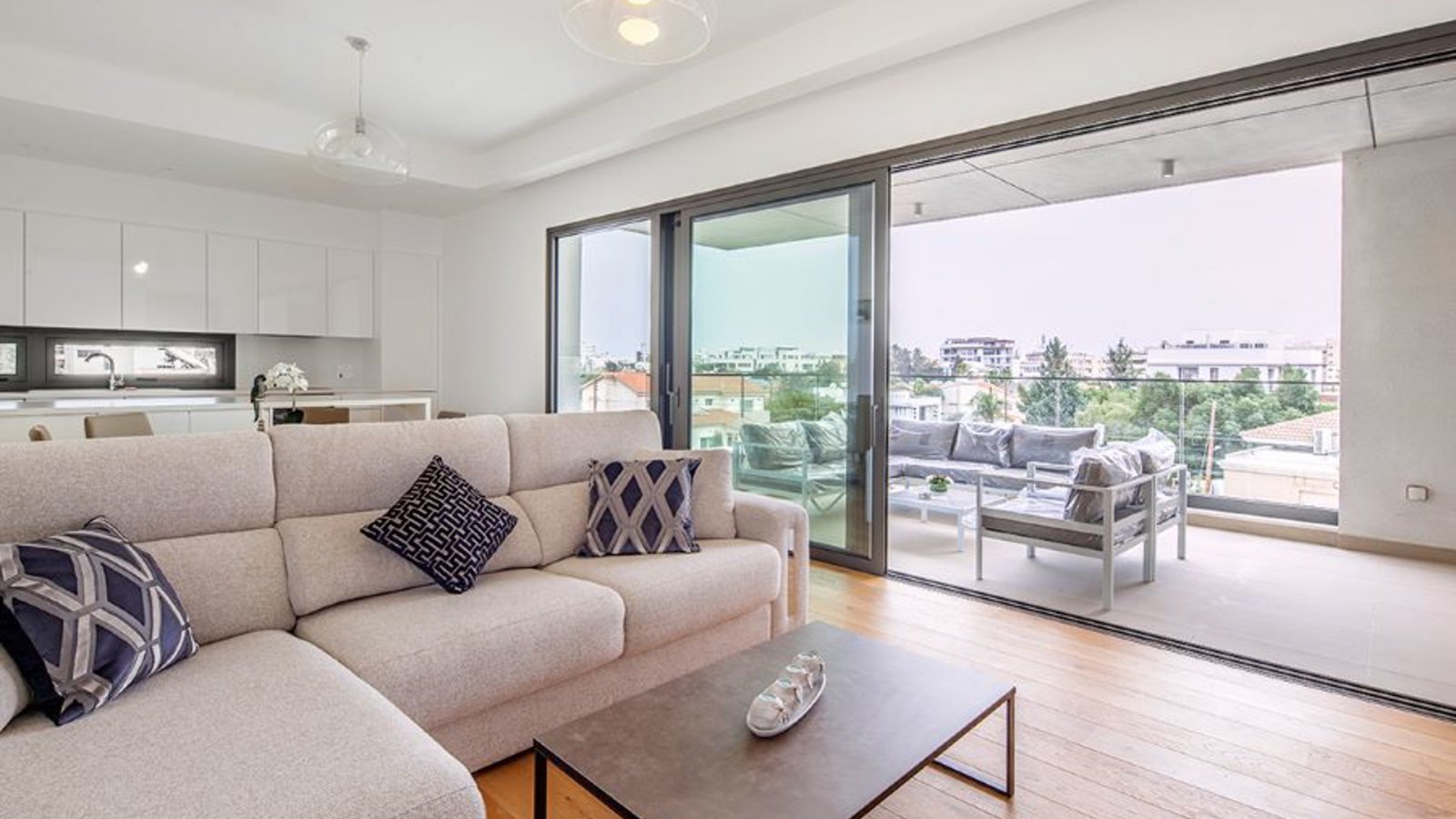 Роскошные апартаменты с тремя спальнями, расположенные у моря и парка Дасуди, Лимассол.