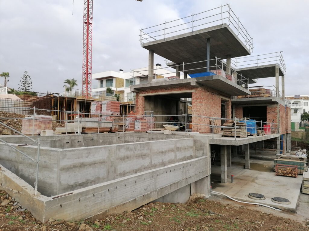 Эксклюзивная вилла в Лас-Фаролас, в 100 метрах от моря, с частным бассейном.