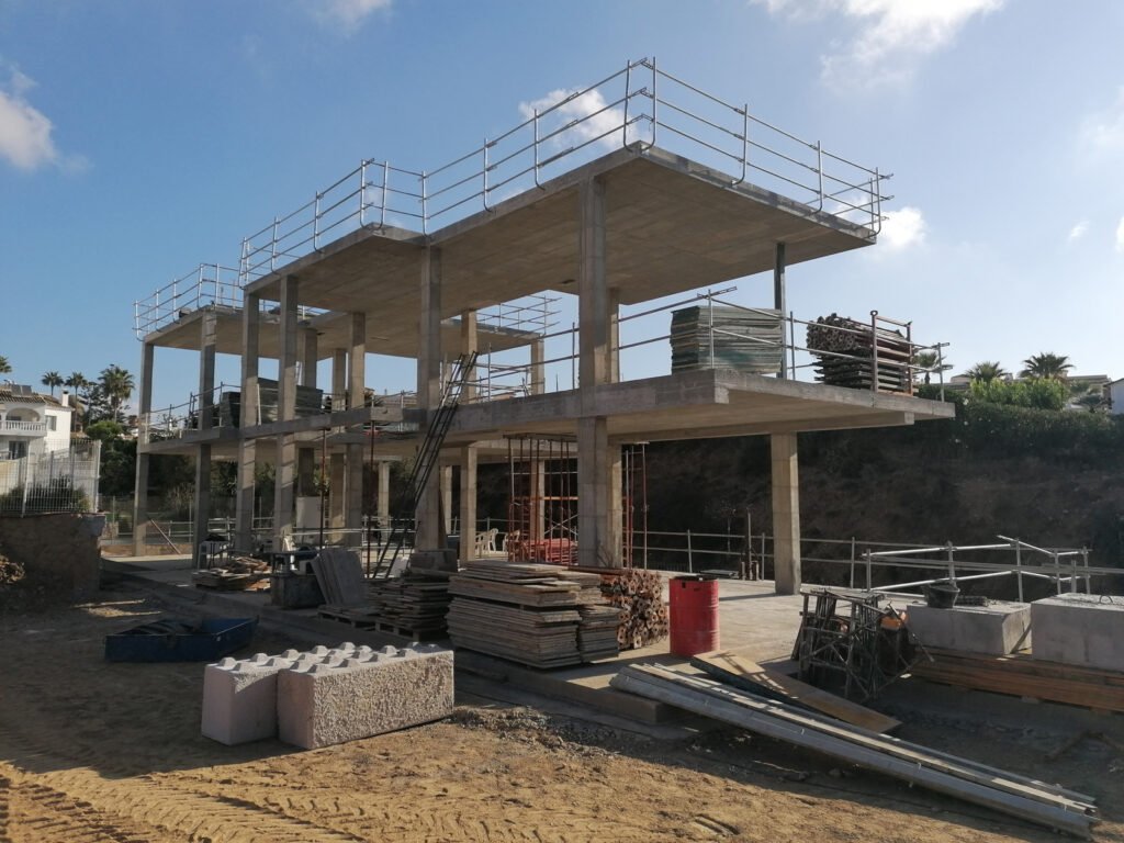 Эксклюзивная вилла в Лас-Фаролас, в 100 метрах от моря, с частным бассейном.