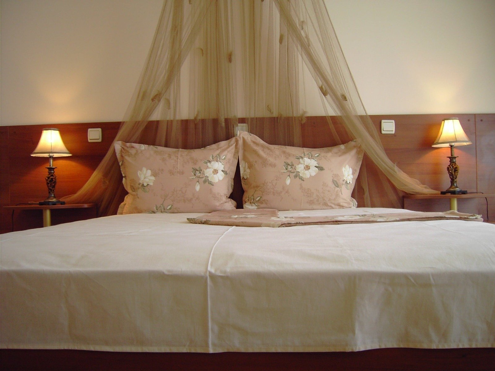 Отель с 29 номерами и летним рестораном в Равде, Болгария