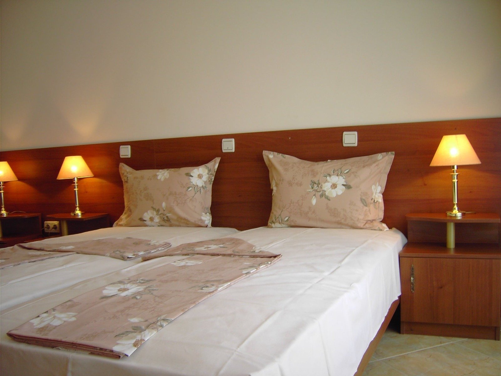 Отель с 29 номерами и летним рестораном в Равде, Болгария