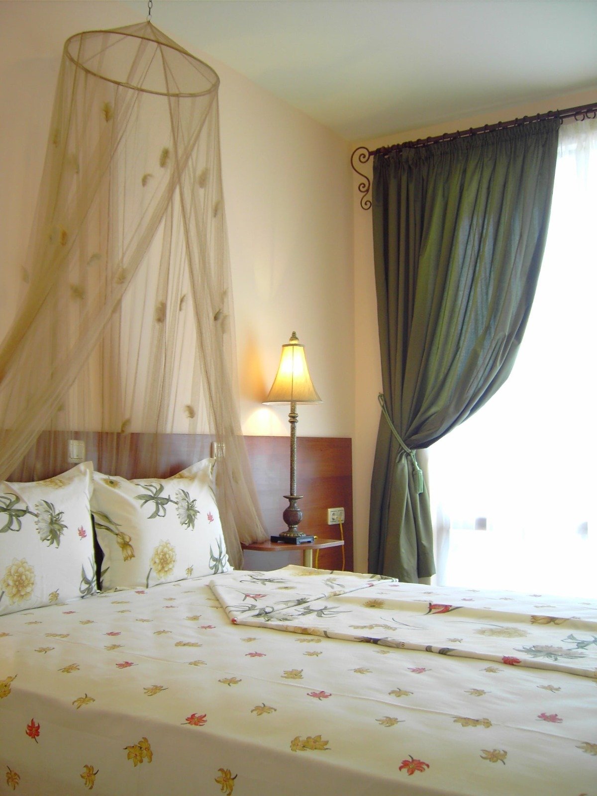 Отель с 29 номерами и летним рестораном в Равде, Болгария