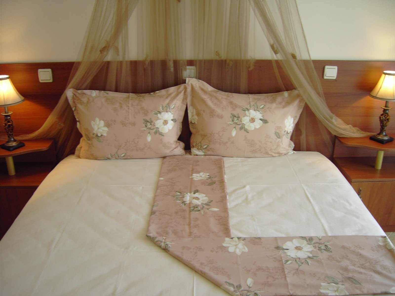 Отель с 29 номерами и летним рестораном в Равде, Болгария