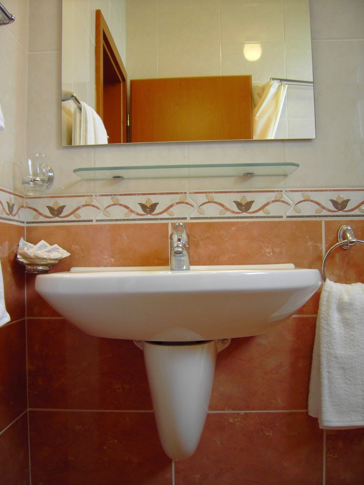 Отель с 29 номерами и летним рестораном в Равде, Болгария