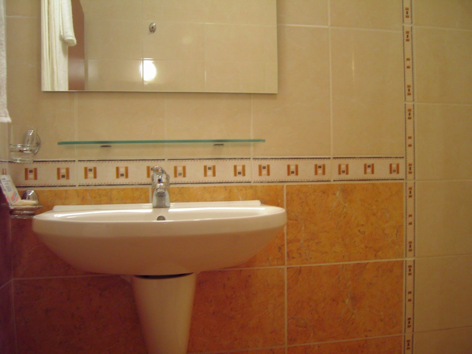 Отель с 29 номерами и летним рестораном в Равде, Болгария