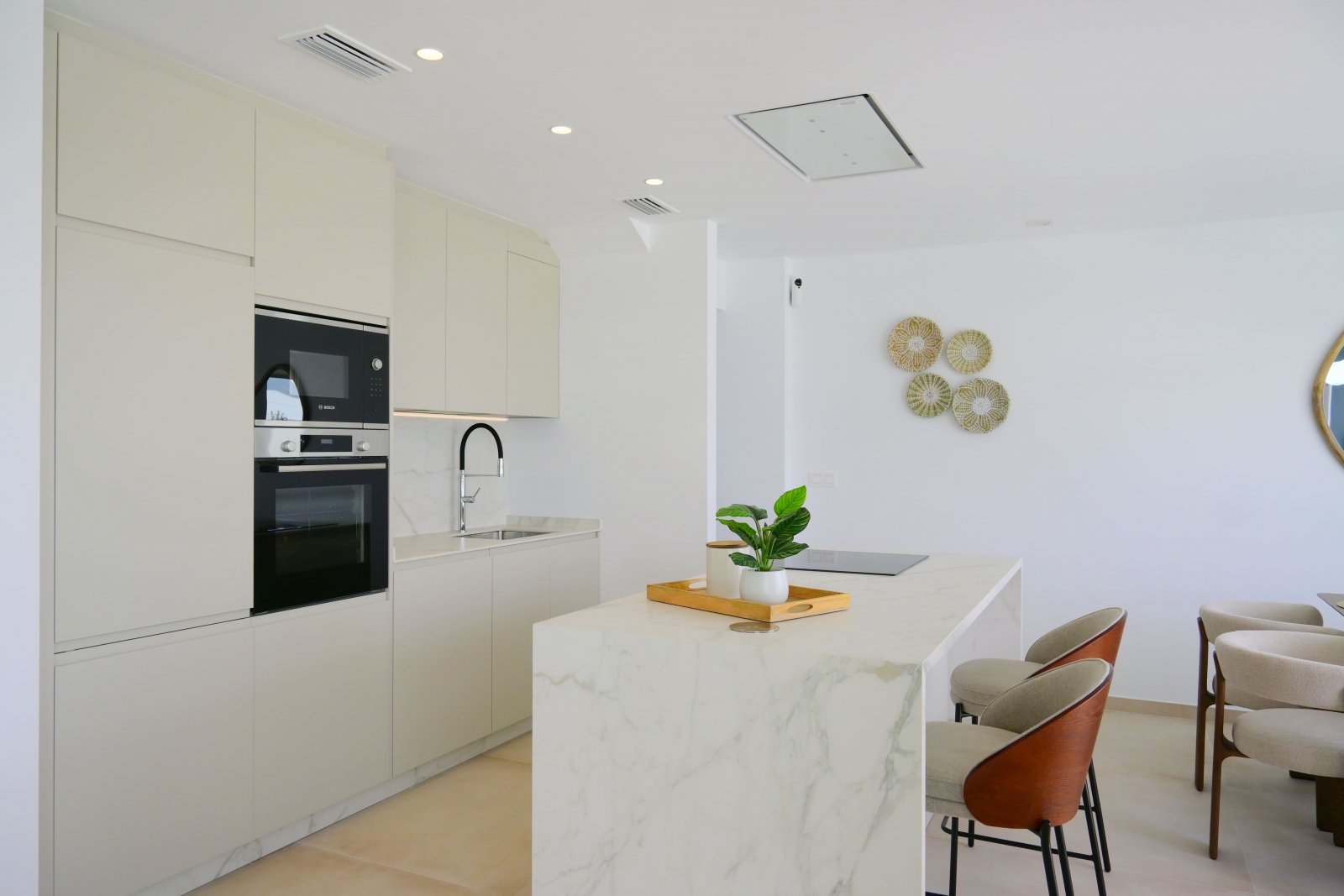 Элитные дома, частный бассейн и сады недалеко от аэропорта, Долорес.