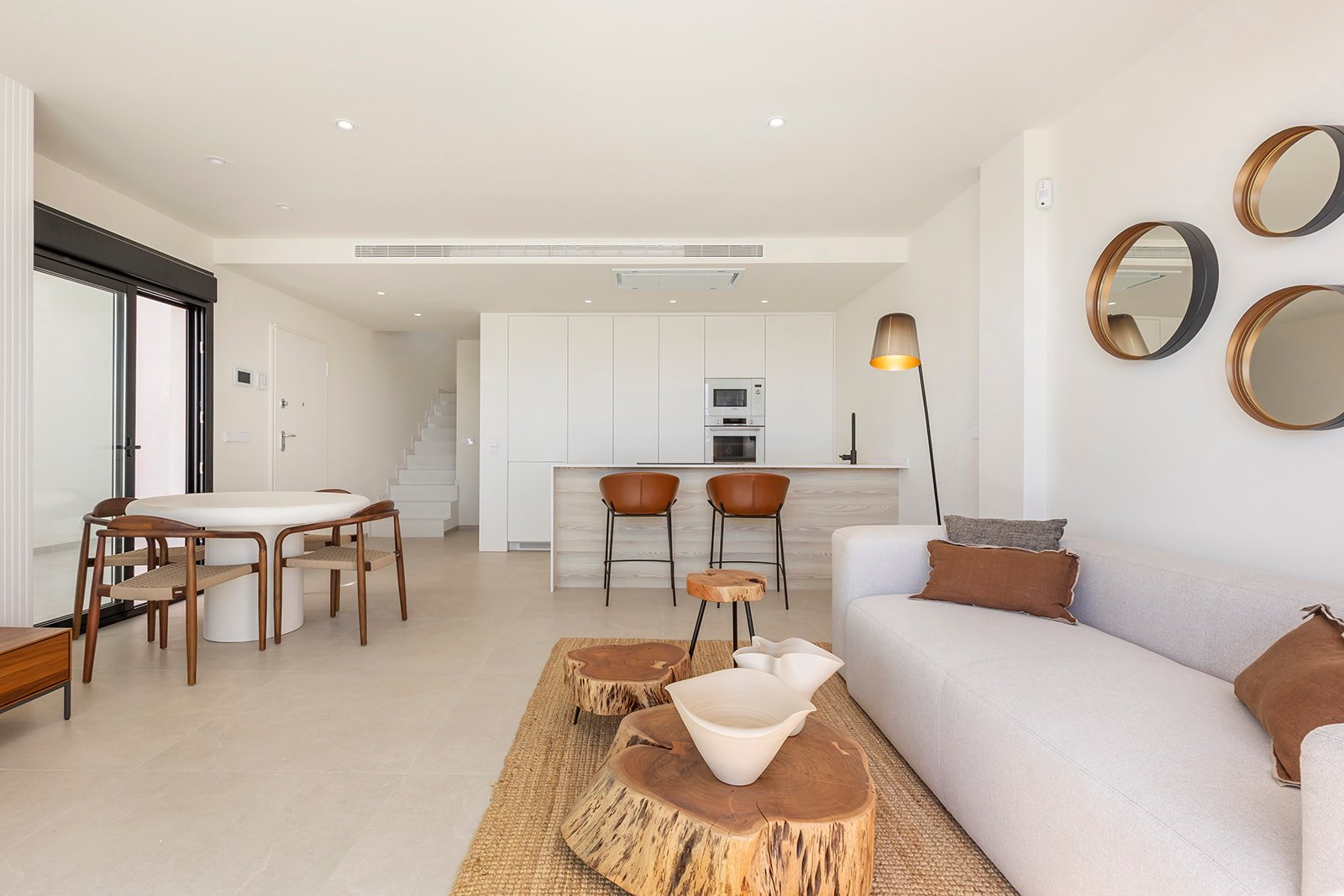 Современный отдельно стоящий коттедж с частным бассейном и садом в 2 км от моря, Лос-Алькасарес.