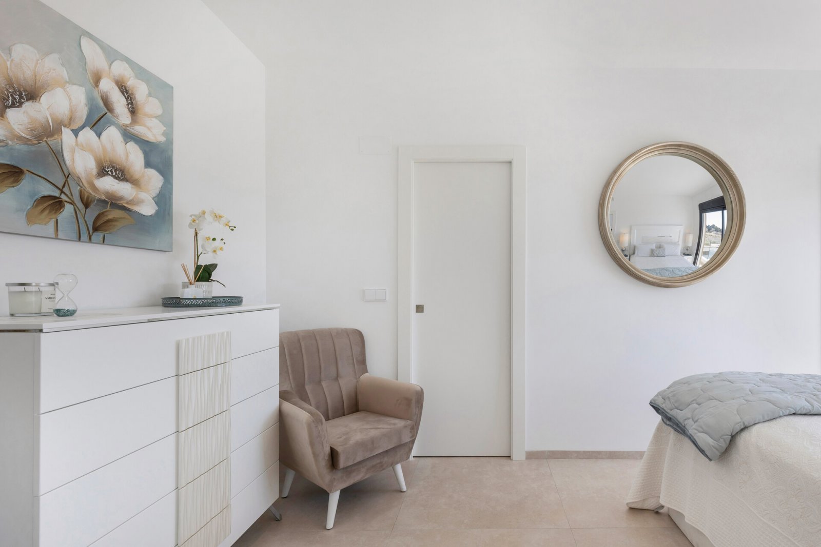 Современный отдельно стоящий коттедж с частным бассейном и садом в 2 км от моря, Лос-Алькасарес.