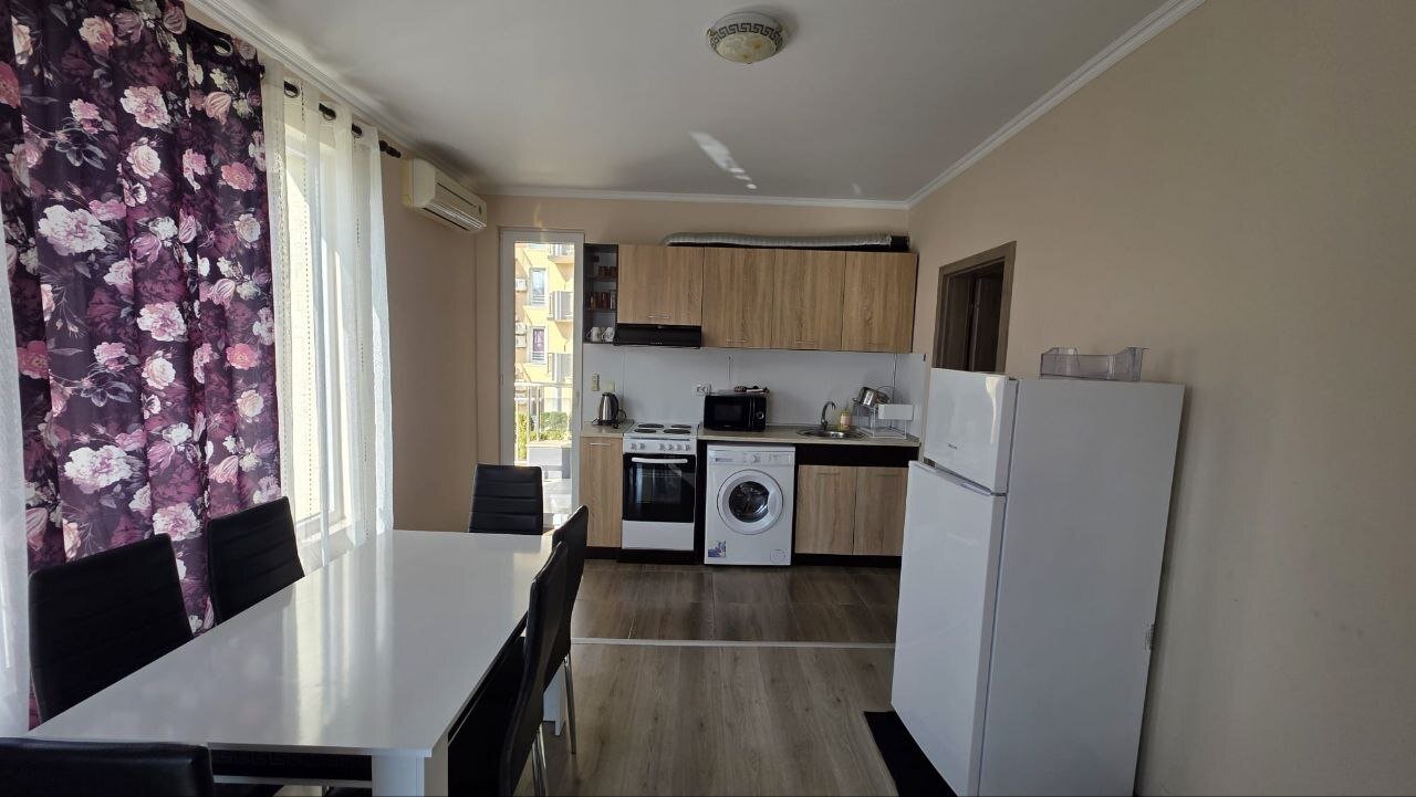 Трехкомнатная квартира с видом на бассейн в жилом комплексе VIP Vision, Солнечный берег, Болгария