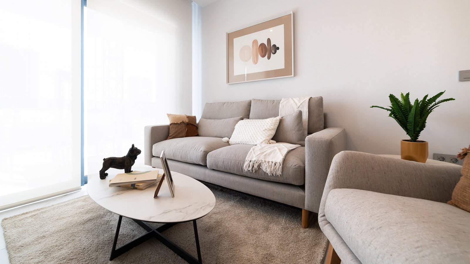 Просторная квартира с панорамным видом на море и поле для гольфа в Бенидорме.