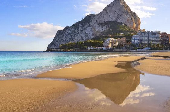 Роскошные апартаменты с террасами и видом на море прямо на пляже Кальпе.