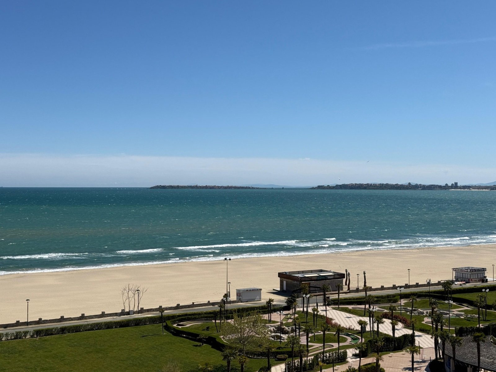 Трехкомнатная квартира в комплексе «Мэджестик» на Солнечном берегу