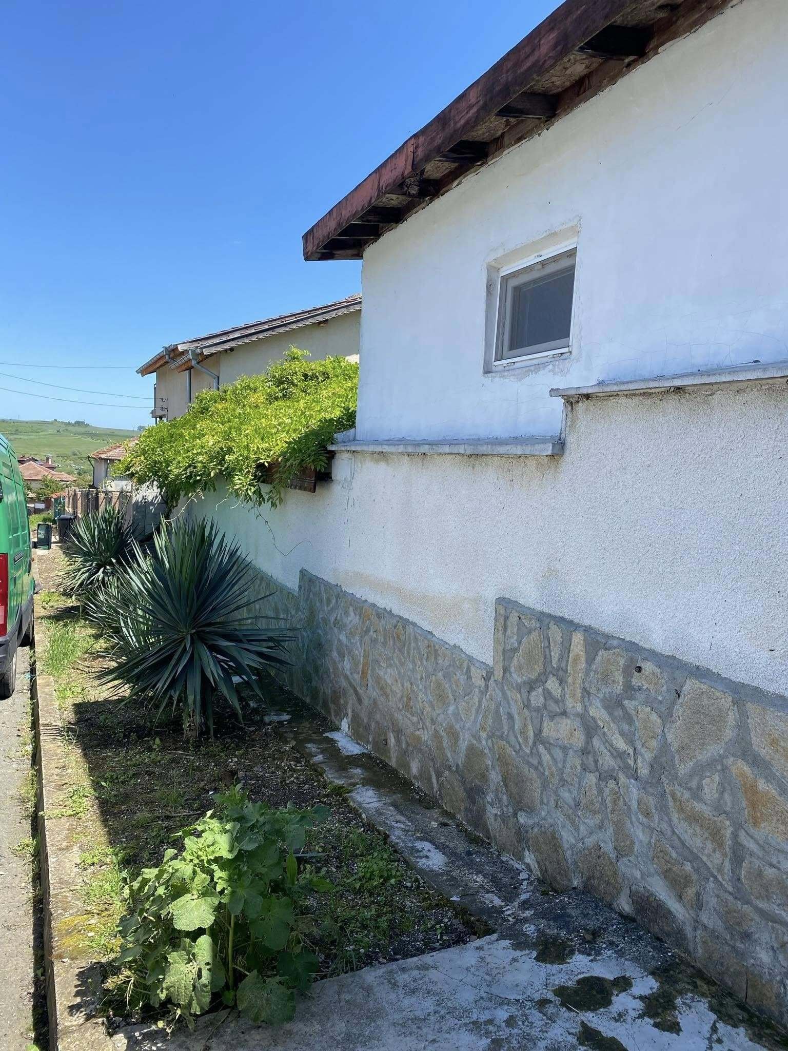 Одноэтажный дом с сараем и солнечными панелями, район Извор, Бургас, Болгария