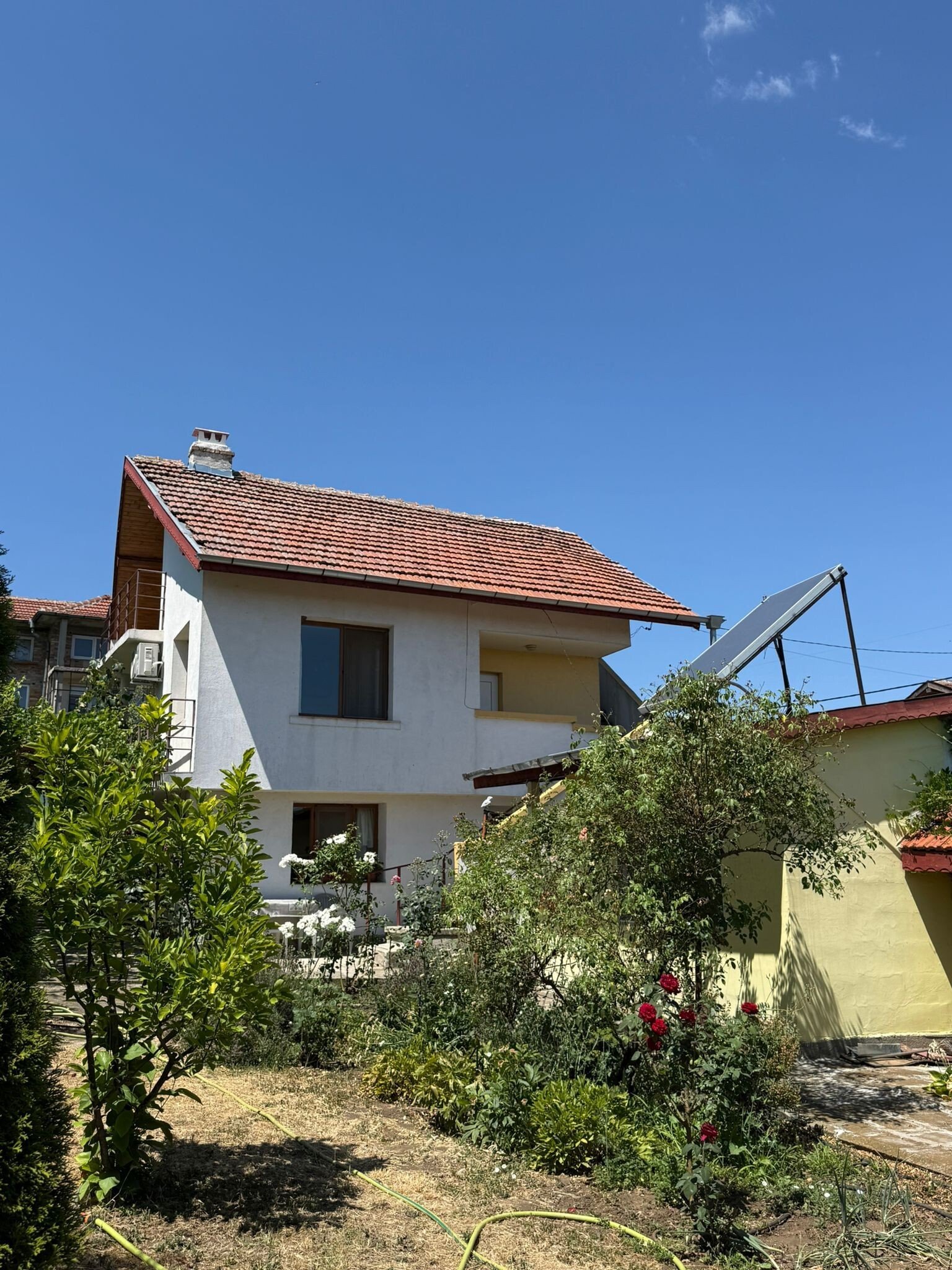 Одноэтажный дом с сараем и солнечными панелями, район Извор, Бургас, Болгария