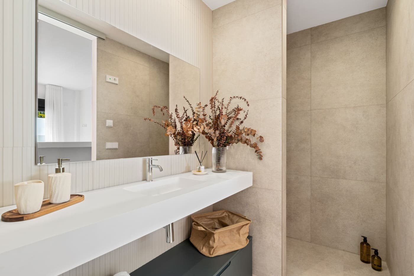 Современный семейный дом с бассейном и садом, Полоп.