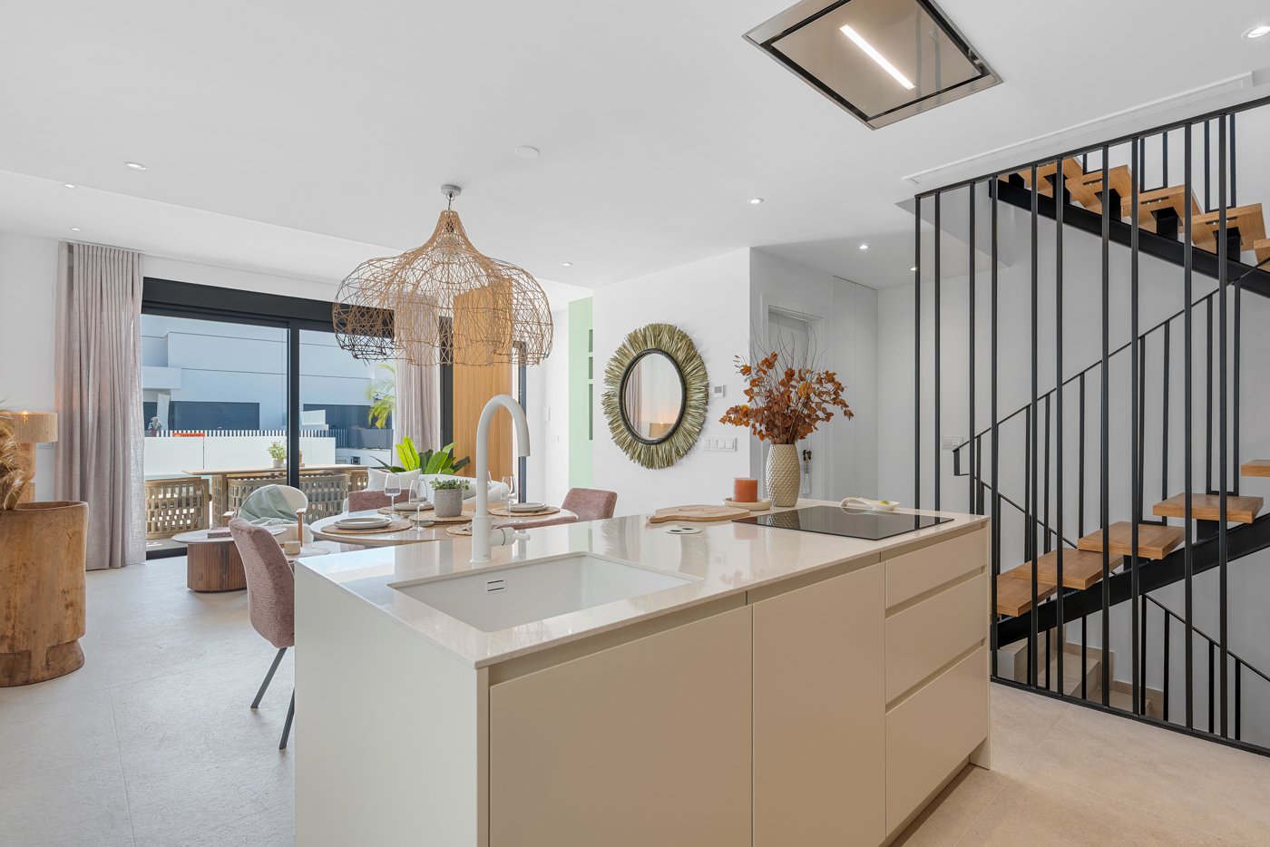 Современные таунхаусы, частный бассейн и сад недалеко от аэропорта, Долорес.