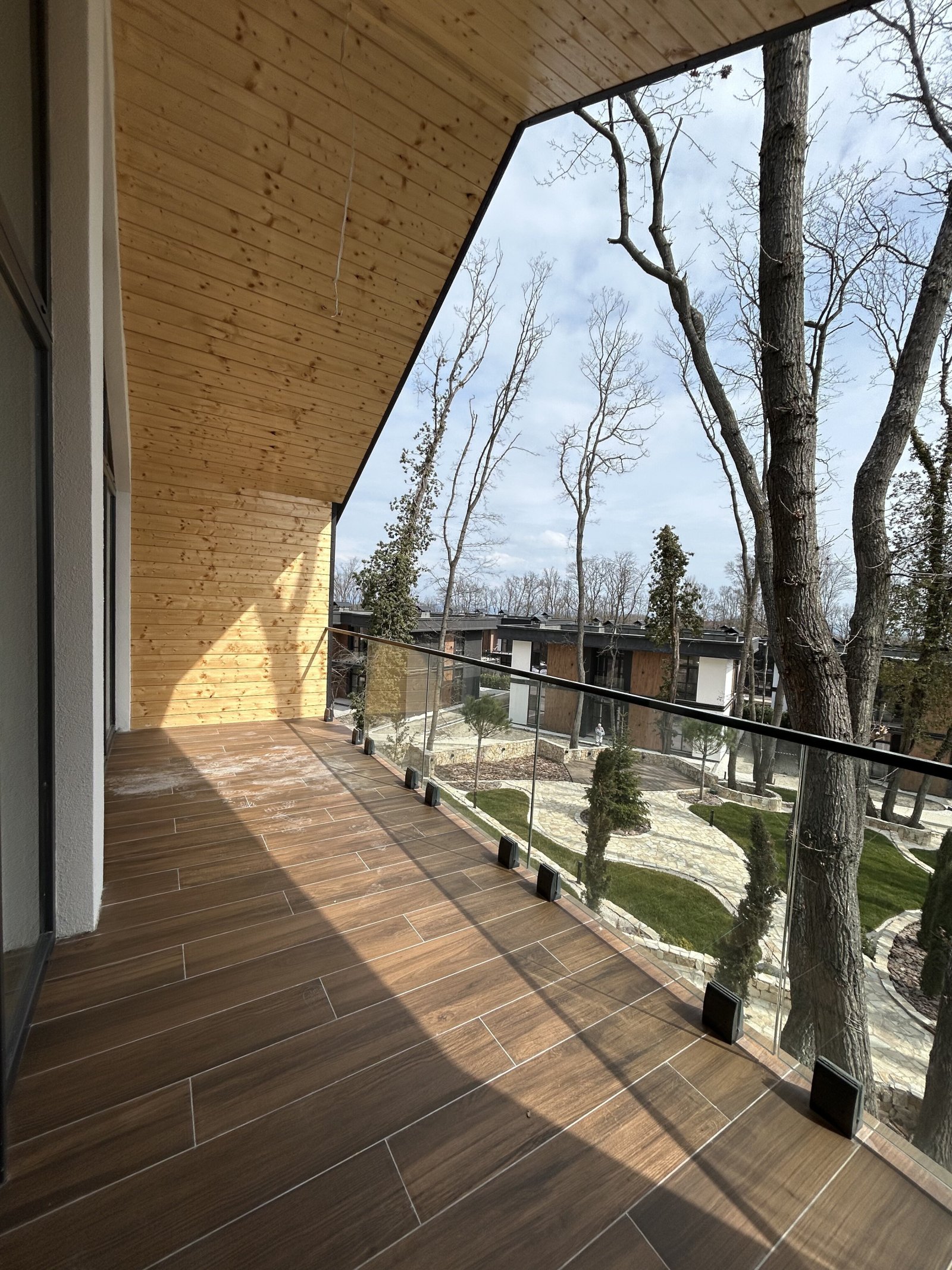 Современный двухэтажный полудом в Forest Club Варна с тремя комнатами, площадью 150 м²