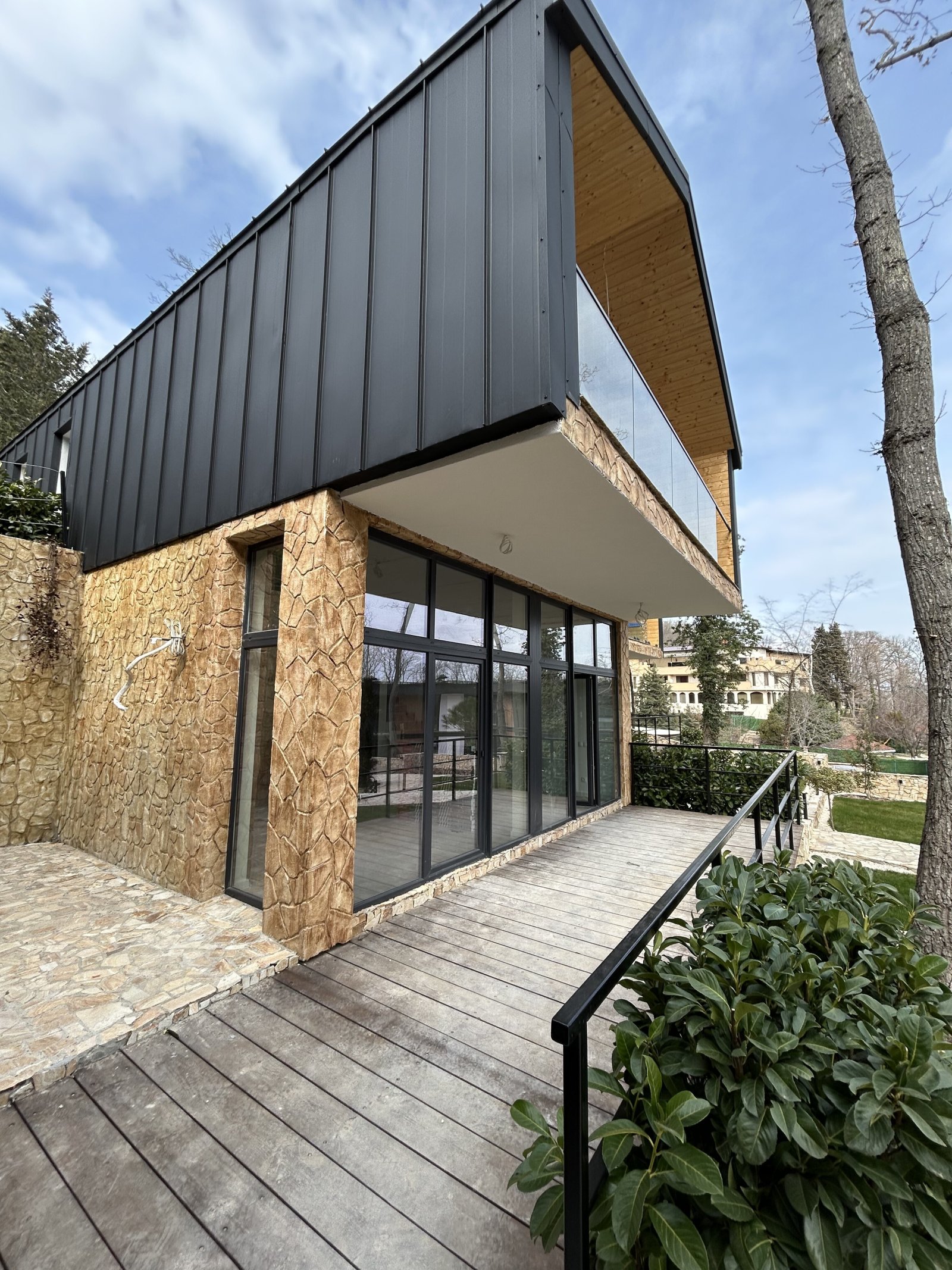 Современный двухэтажный полудом в Forest Club Варна с тремя комнатами, площадью 150 м²