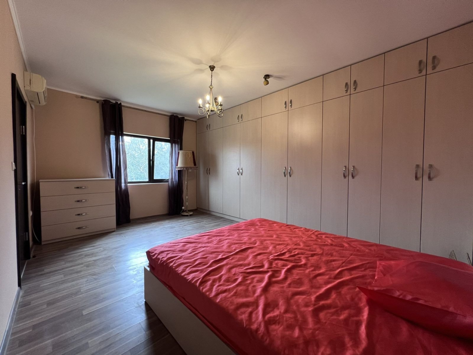 Главный дом, гостевой дом, складское здание – 1000 м² в комплексе Аврен, Варна.