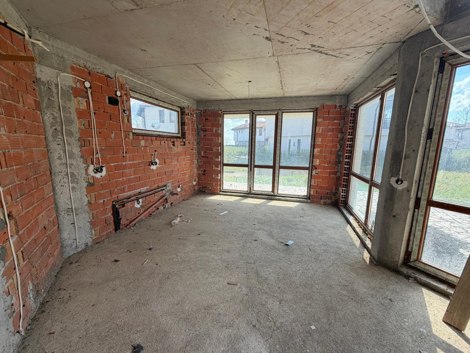 Дом в состоянии незавершенного строительства в комплексе Floral Meadows, Кабельшково, Болгария