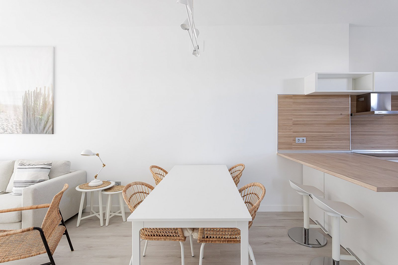 Современные апартаменты с бассейном недалеко от аэропорта, Вера