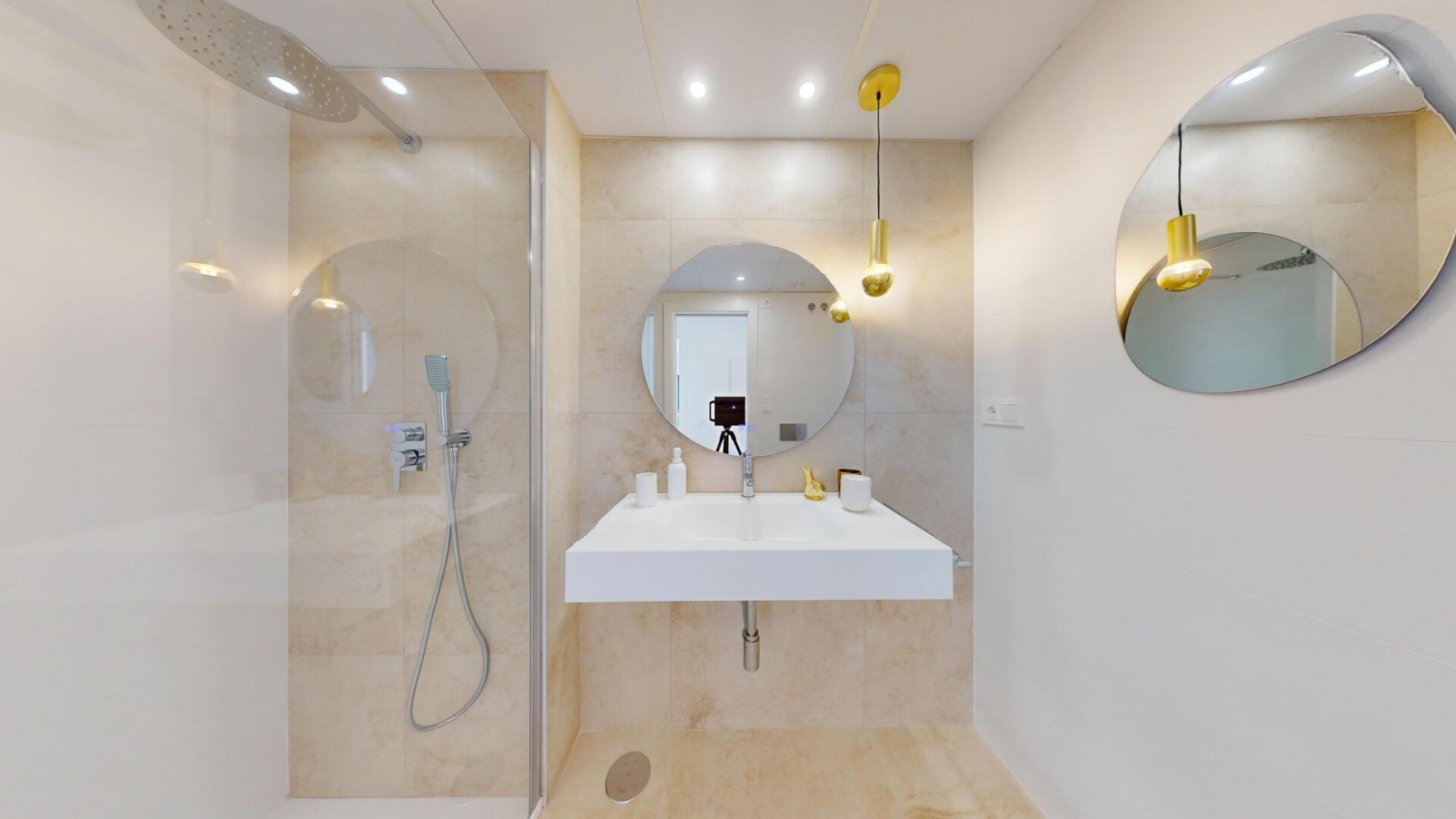 Современные апартаменты на первой линии моря с бассейном и гаражом, Агилас.