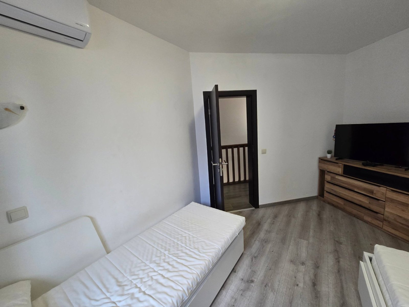 Двухэтажный дом в Кошарице — 120 м². Комфорт, полностью отремонтирован и готов к заселению. Комплекс Imperial Heights, Болгария.