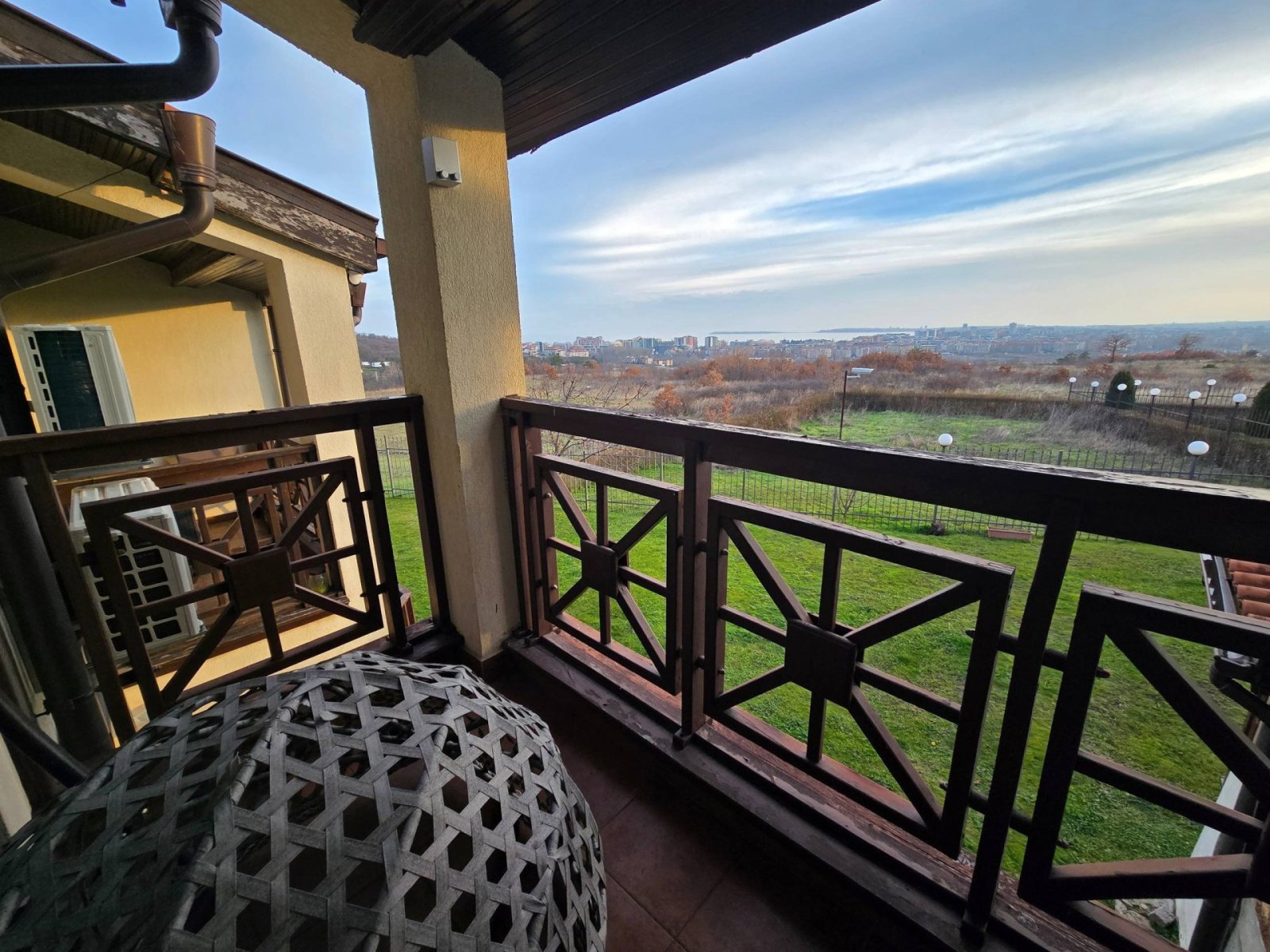 Двухэтажный дом в Кошарице — 120 м². Комфорт, полностью отремонтирован и готов к заселению. Комплекс Imperial Heights, Болгария.