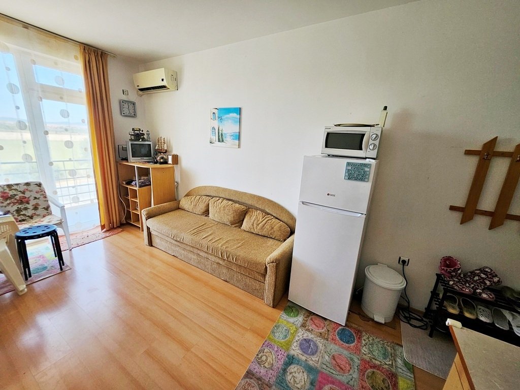 Уютная студия с балконом и открытым видом на зелень | Солнечный день 5