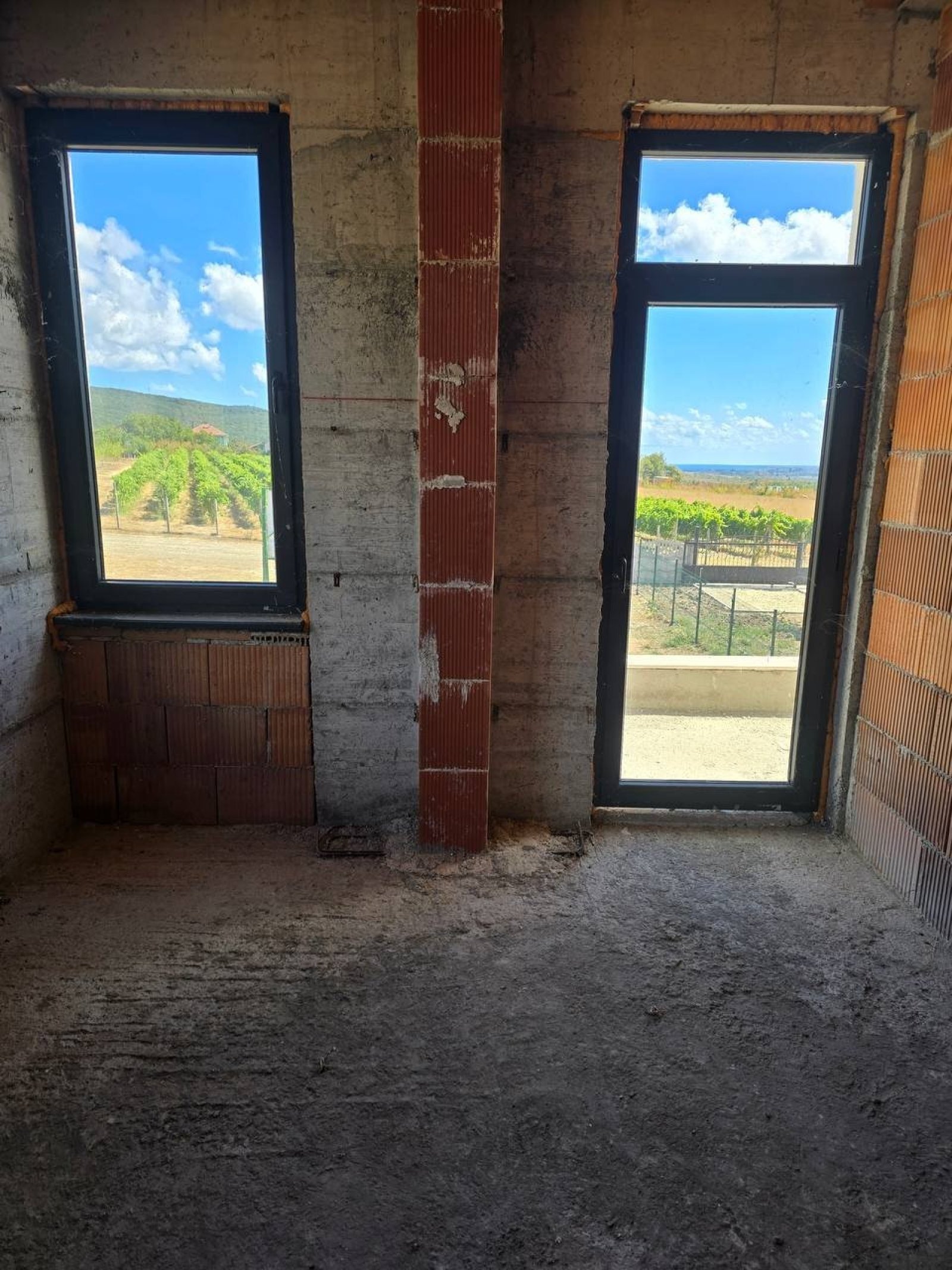 Дом с 6 комнатами общей площадью 208 м², расположенный в деревне Кошарица на Черноморском побережье Болгарии.