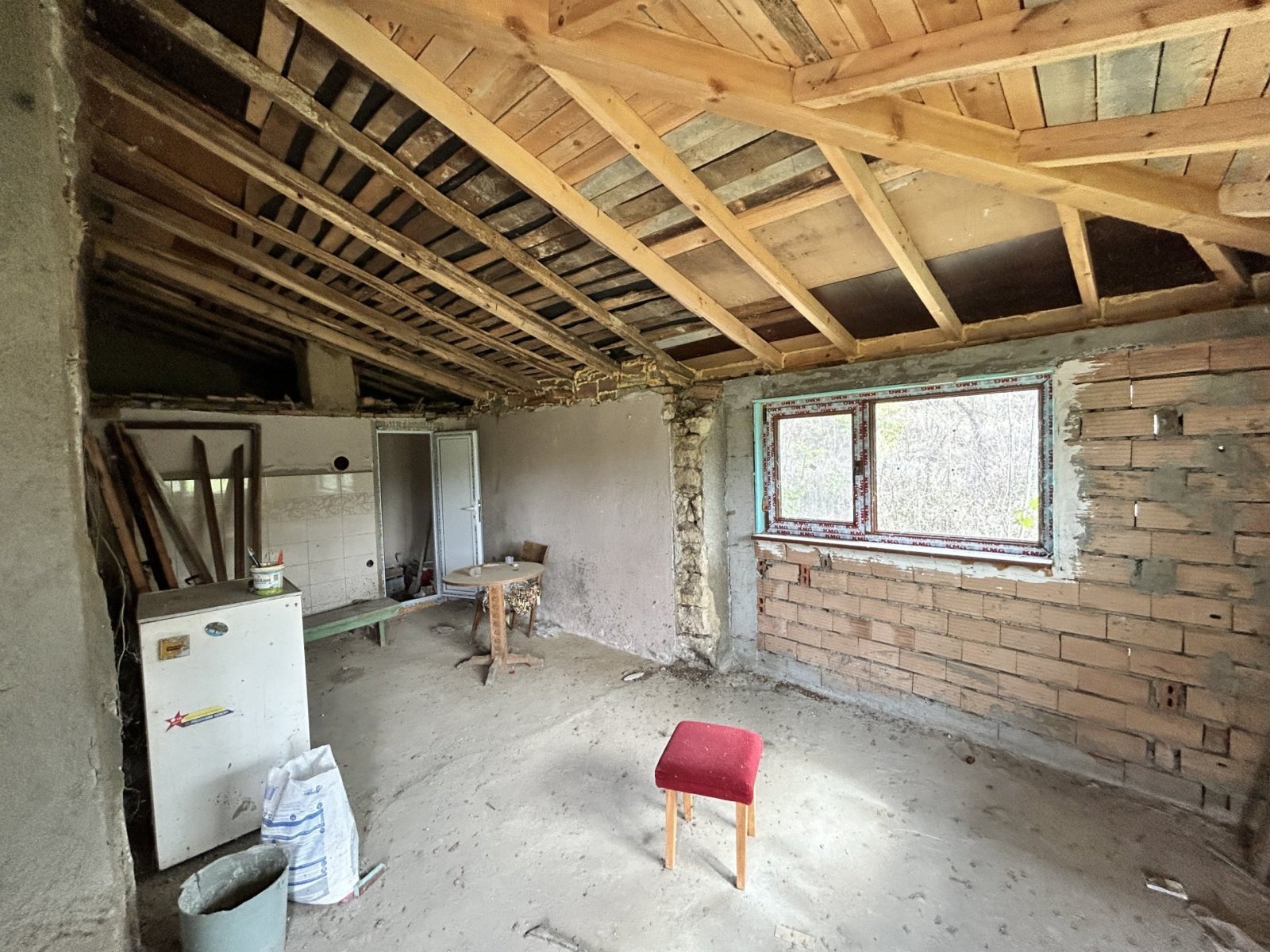 Давно частично отреставрированный дом с большим участком земли в Одринци, регион Добрич, Болгария