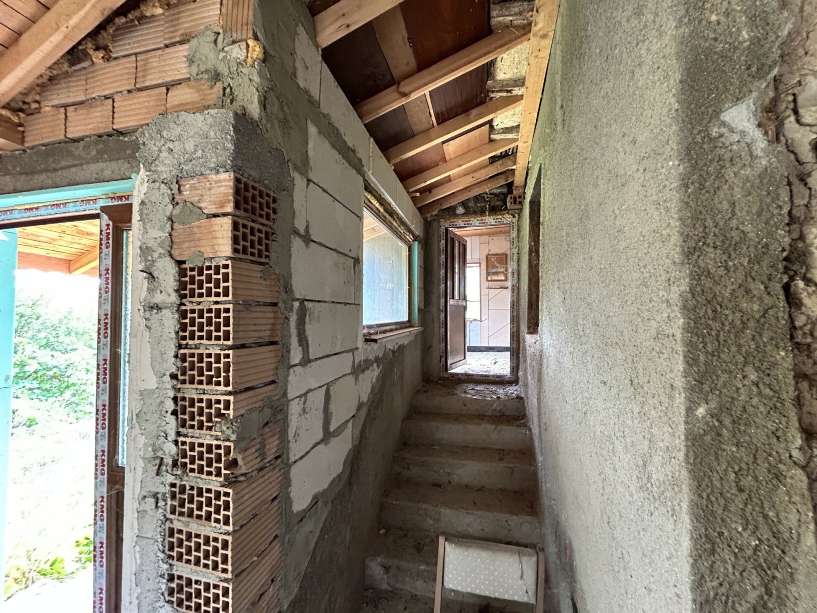 Давно частично отреставрированный дом с большим участком земли в Одринци, регион Добрич, Болгария