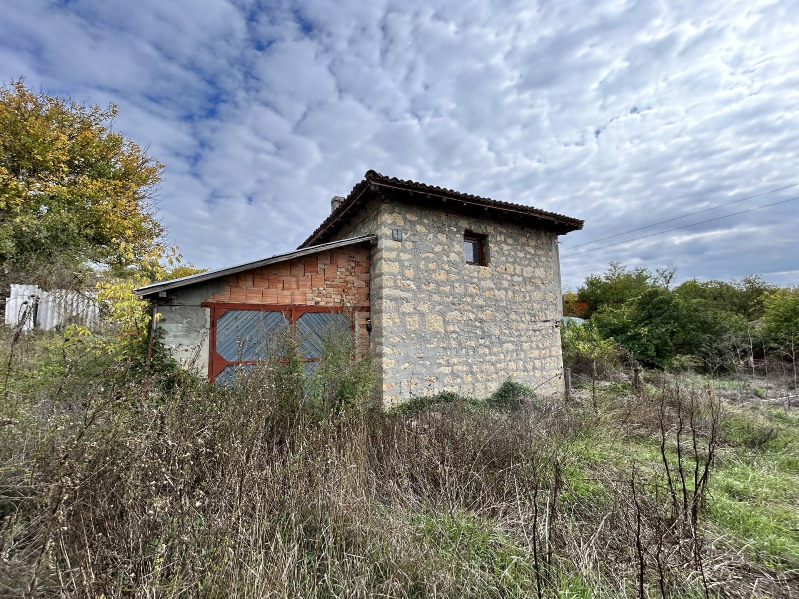 Давно частично отреставрированный дом с большим участком земли в Одринци, регион Добрич, Болгария