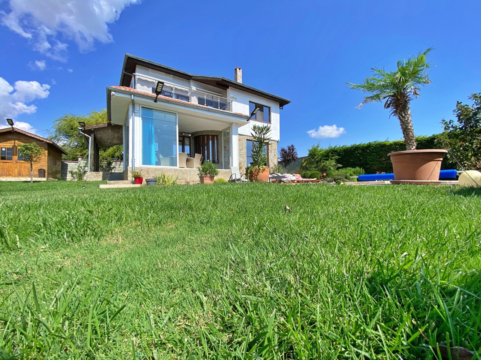 Вилла с большим садом, бассейном и видом на море в Бойурец, Болгария