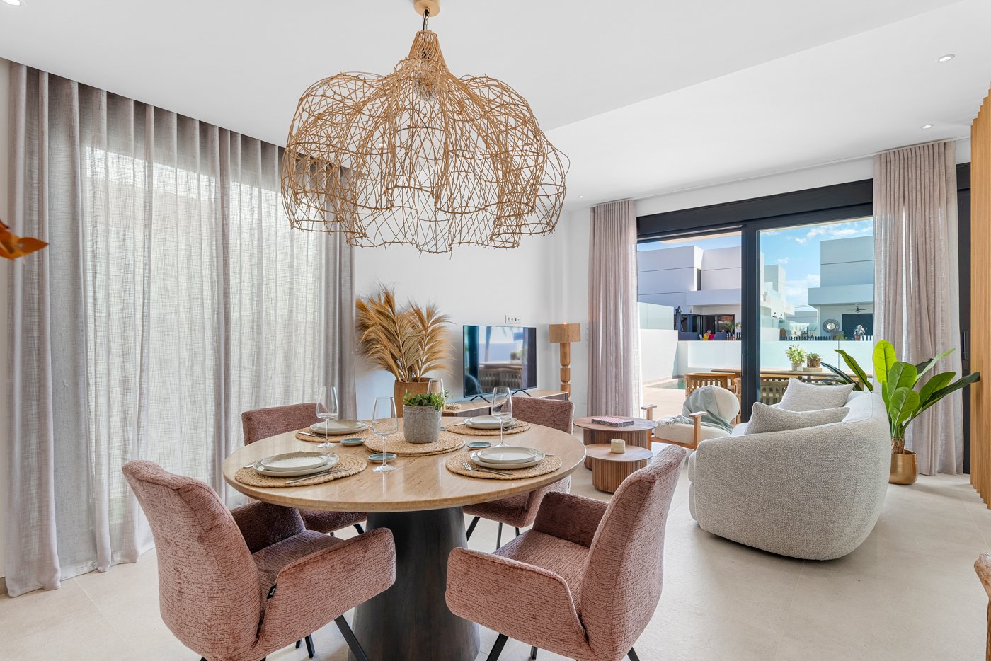 Современные таунхаусы с частным бассейном и садом, недалеко от аэропорта, Долорес