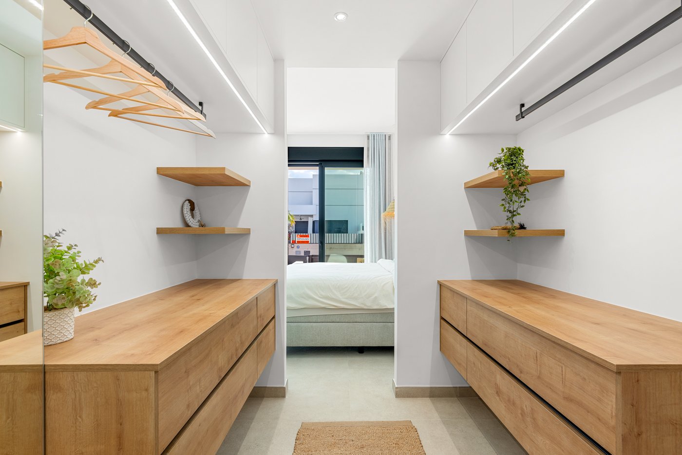 Современные таунхаусы с частным бассейном и садом, недалеко от аэропорта, Долорес