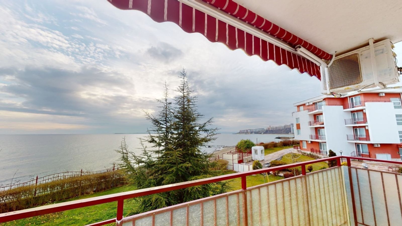 Просторная двухкомнатная квартира с панорамным видом на море | Privilege Fort, Свети Влас – Елените, Болгария