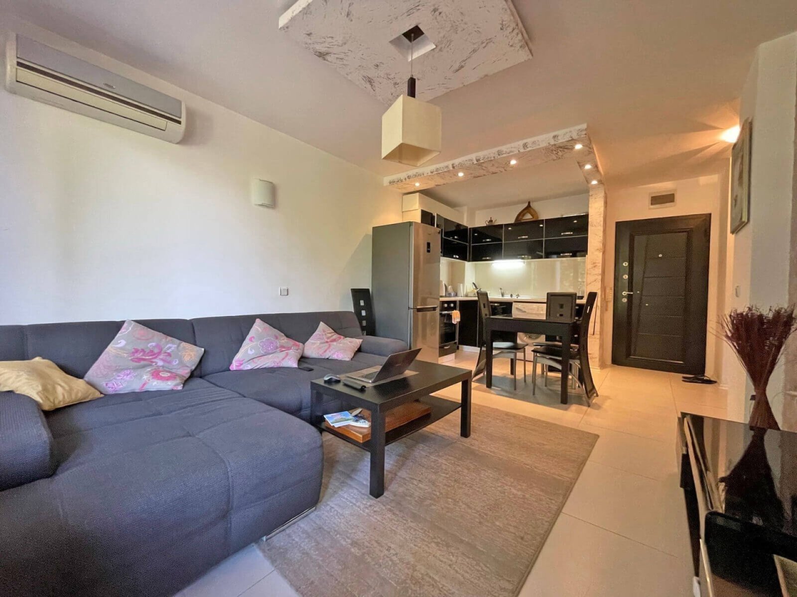 В полностью меблированная однокомнатная квартира на первой береговой линии в комплексе Rich, расположенном в Равде, Болгария.