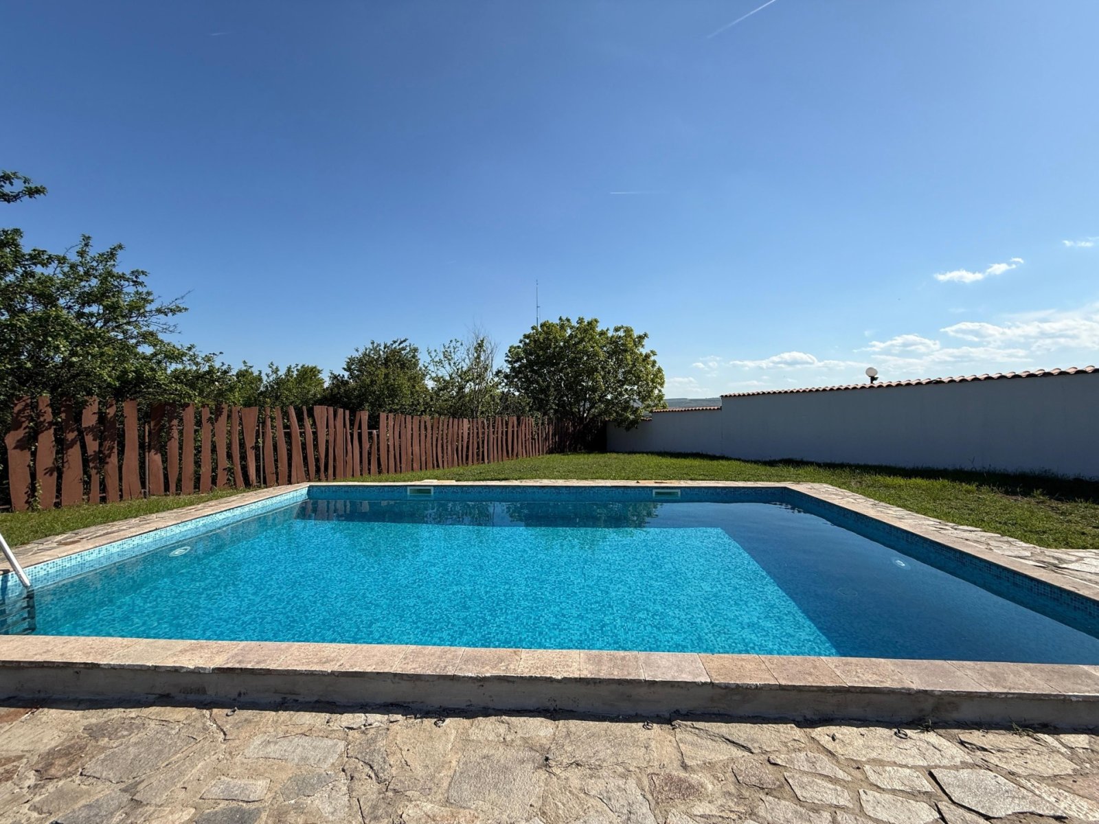 Одноэтажный дом с собственным садом в деревне Горица, Болгария.