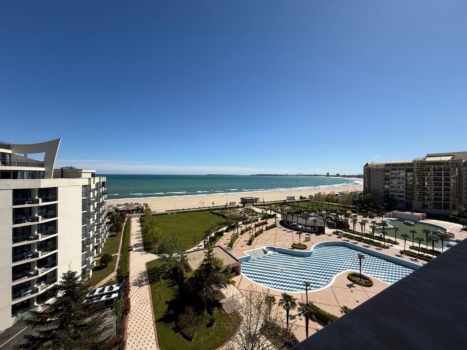 Zwei-Zimmer-Apartment im Majestic-Komplex in erster Reihe mit Meerblick in Sunny Beach.