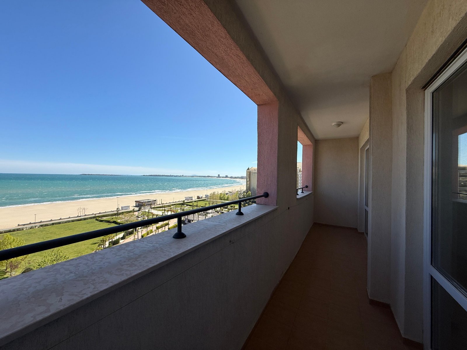 Zwei-Zimmer-Apartment im Majestic-Komplex in erster Reihe mit Meerblick in Sunny Beach.