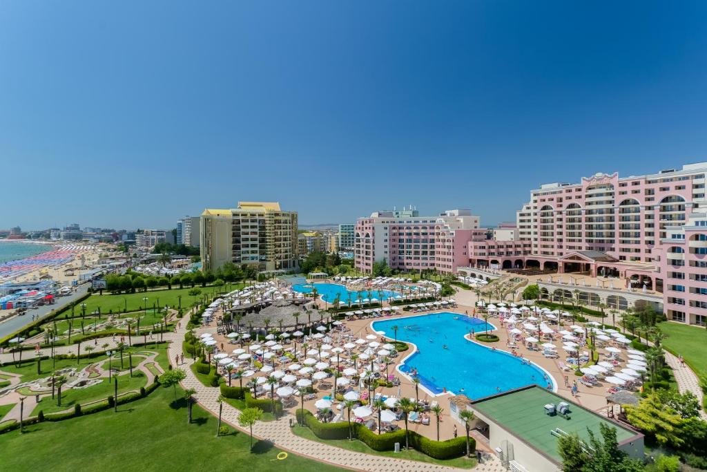Zwei-Zimmer-Apartment im Majestic-Komplex in erster Reihe mit Meerblick in Sunny Beach.