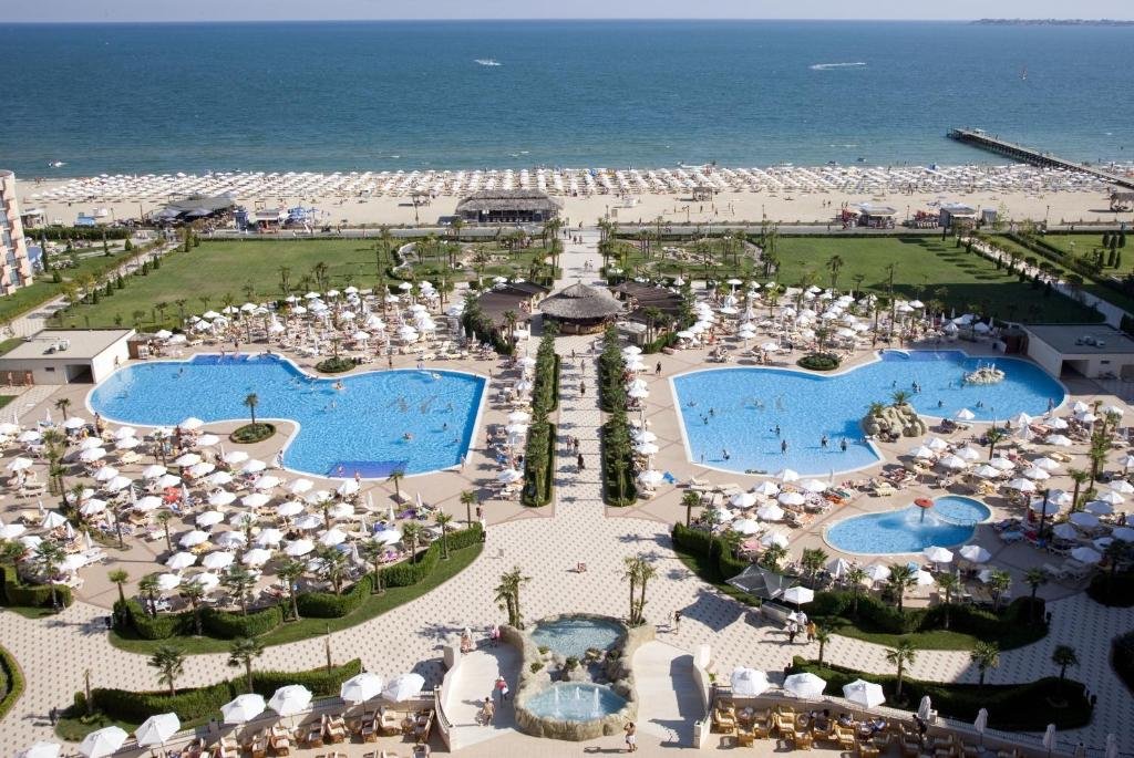 Zwei-Zimmer-Apartment im Majestic-Komplex in erster Reihe mit Meerblick in Sunny Beach.