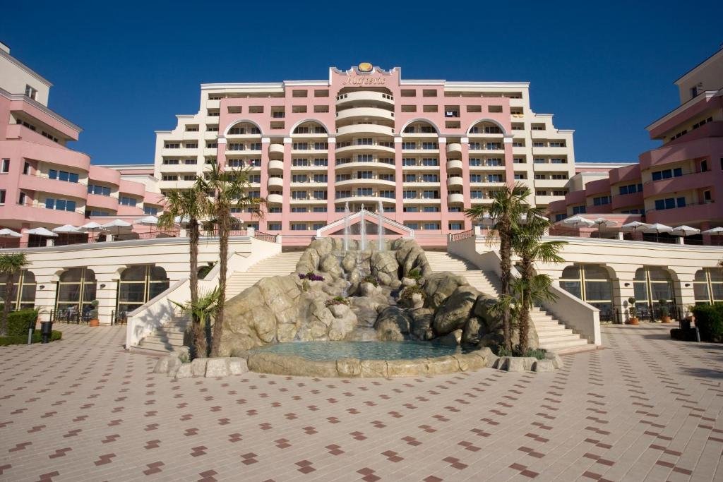 Zwei-Zimmer-Apartment im Majestic-Komplex in erster Reihe mit Meerblick in Sunny Beach.