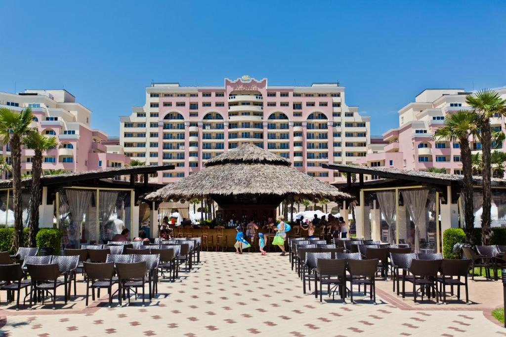 Zwei-Zimmer-Apartment im Majestic-Komplex in erster Reihe mit Meerblick in Sunny Beach.