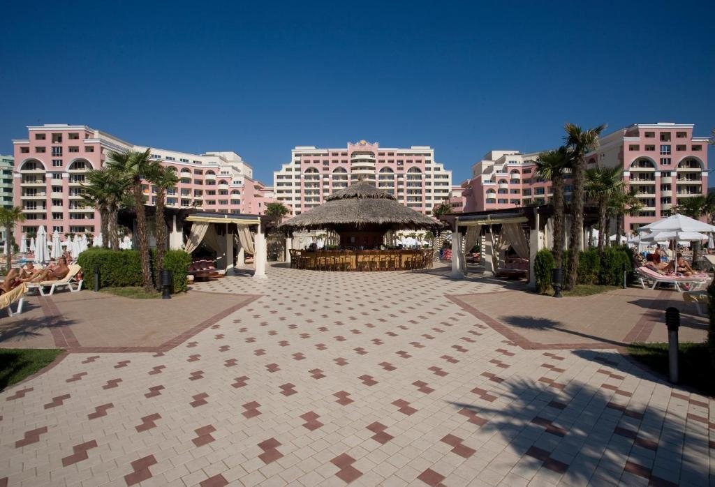 Zwei-Zimmer-Apartment im Majestic-Komplex in erster Reihe mit Meerblick in Sunny Beach.