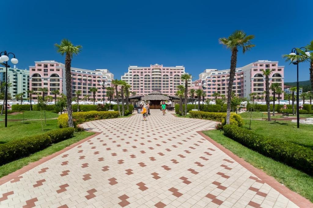 Zwei-Zimmer-Apartment im Majestic-Komplex in erster Reihe mit Meerblick in Sunny Beach.
