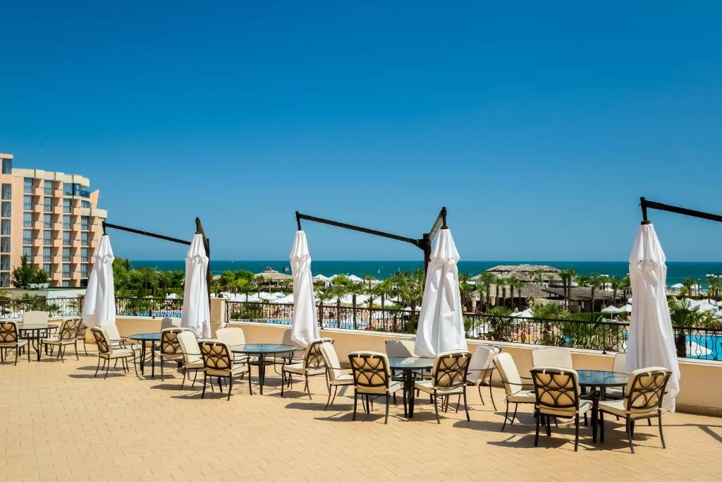 Zwei-Zimmer-Apartment im Majestic-Komplex in erster Reihe mit Meerblick in Sunny Beach.